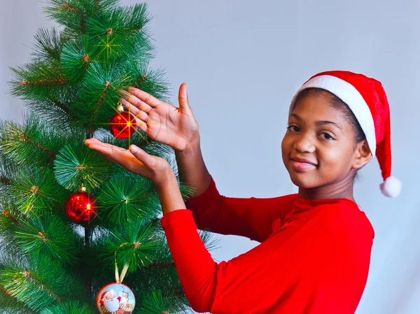 Nero bambina decorare il albero di Natale — Foto Stock