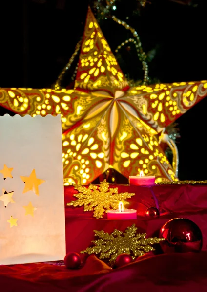 クリスマスの飾り: ボール、キャンドル ライト星 — ストック写真