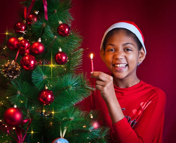 Nero bambina decorare il albero di Natale — Foto Stock