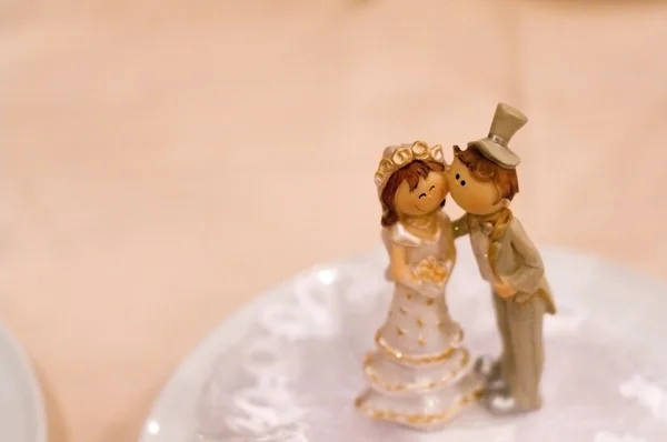 Doux jeunes mariés sur le gâteau de mariage — Photo