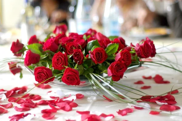 Rosas vermelhas para a noiva e o noivo — Fotografia de Stock