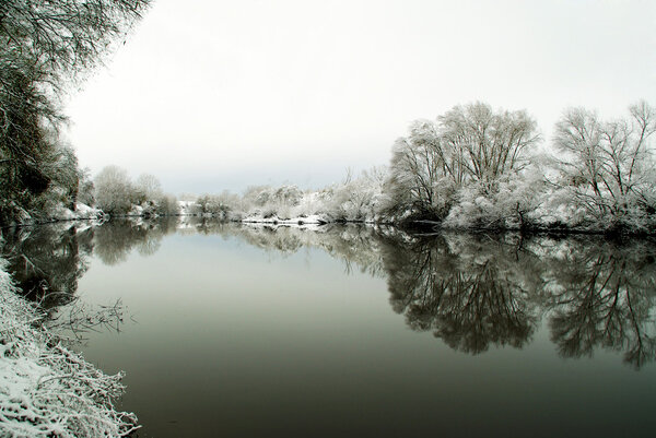 Холодное озеро зимой 