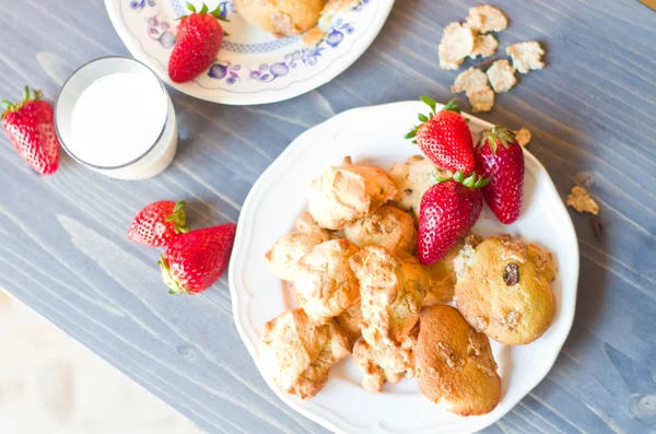 Fraise dans une assiette sur fond blanc — Photo