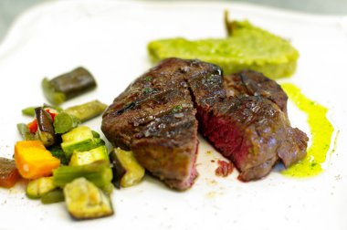 biftek pişmiş sebze ile nadir