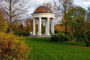 Park alanı çiçek ağaçları kültür parkı heykel malikanesi.