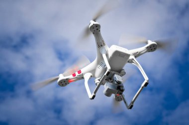 RUSSIA, TULA - 27 Temmuz 2017 İHA DJI Phantom 3 standardı. Mavi gökyüzündeki kuadrokopter.