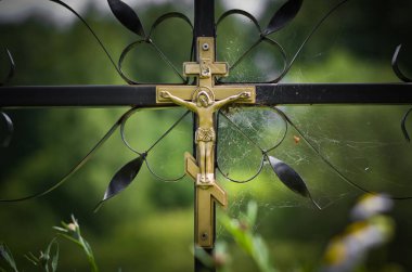 Koyu yeşil arka planda çarmıha gerilme.