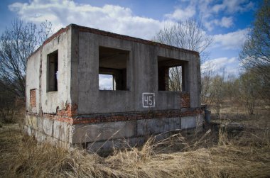 Harap olmuş ev, ıssız, kuru otlar..