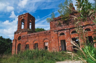 Terk edilmiş tapınak. Kurtarıcının Dönüşümü Kilisesi. Rusya Tula Bölgesi.