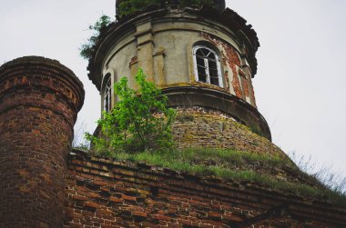 Tula bölgesi, Rusya - 12 Mayıs 2019: İsa 'nın Dirilişi Kilisesi. Terk edilmiş tapınak çalılarla kaplanmış, çan kulesi..