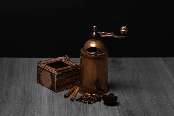 穀物とヴィンテージ手動コーヒー工場 シナモンスティック グランドコーヒー 木の箱 — ストック写真
