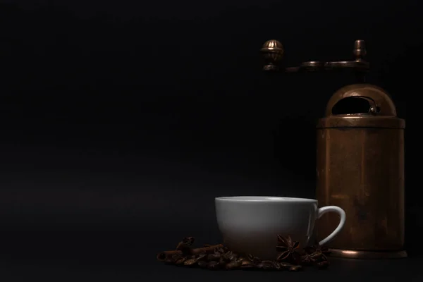 Gereifte Kaffeemühle Weiße Tasse Kaffeebohnen Anis Zimtstangen Auf Schwarzem Hintergrund — Stockfoto