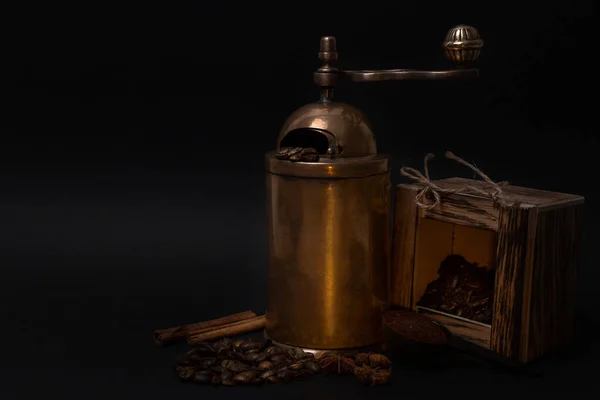 Παλαιωμένος Μύλος Καφέ Κόκκοι Καφέ Ξύλινο Κουτί Ξυλάκια Κανέλας Μαύρο — Φωτογραφία Αρχείου