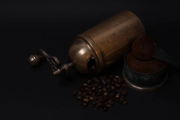 黒の背景にスプーンで手動ヴィンテージコーヒーグラインダー コーヒー豆 挽いたコーヒー — ストック写真