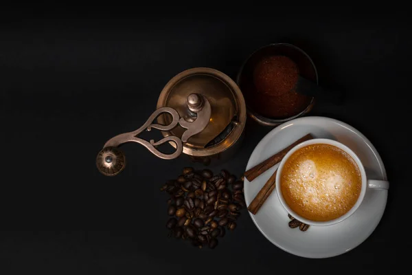 Gereifte Kaffeemühle Tasse Kaffee Auf Untertasse Kaffeebohnen Anis Zimtstangen Gemahlener — Stockfoto