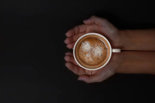 Mãos Segurando Xícara Branca Café Com Crema Vista Superior — Fotografia de Stock