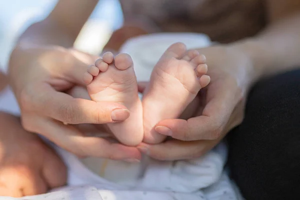 Baby Feet Held Parents Hands Outdoors — Stock Photo, Image