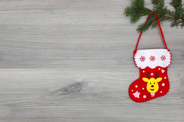 灰色の木製の背景に松の枝にぶら下がっているクリスマスのストッキング クリスマスのアイデアの装飾 コピースペース ストック画像