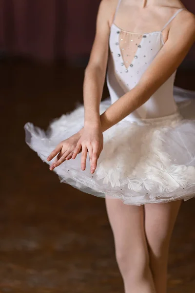 Joven Bailarina Con Las Manos Piernas Cruzadas Con Falda Ballet — Foto de Stock