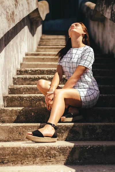 Mujer Joven Sentada Escaleras Hormigón Disfrutando Luz Del Sol Verano — Foto de Stock
