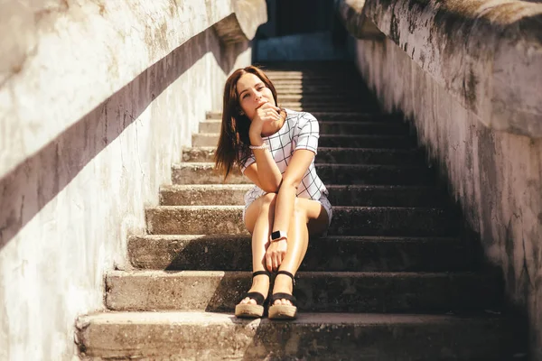 Mujer Morena Sentada Escaleras Hormigón Luz Del Sol Aire Libre — Foto de Stock