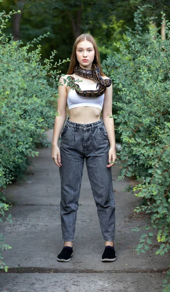 Young Model Standing Snake Her Neck Outdoors Pet Concept — Stock fotografie