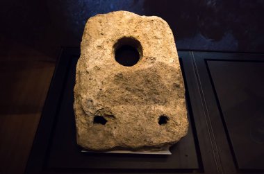 Leiden, Hollanda - Ocak 04, 2020: Antik Kıbrıs 'tan antik taş gemi çapası.