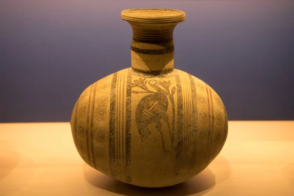 Leiden, Hollanda - Ocak 04, 2020: Rijksmuseum van Oudheden Leiden 'da eski dekore edilmiş çömlek.