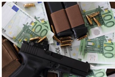 Kırmızı noktalı görüşlü 9 mm 'lik Glock tabanca ve 100 Euro' luk banknotlar ve mermilerle dolu dergiler. Sabıkalı görünüşlü silah arkaplan resmi. Para aklama.