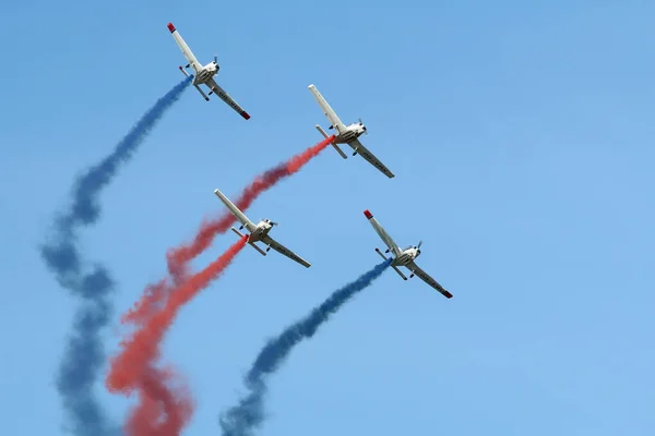 Kleine Brogel, Belçika - SEP 09, 2018: Kleine Brogel, Belçika 'da bir hava gösterisinde gökyüzünü dumanla boyayan uçaklar grubu. Aerobatik ekran.