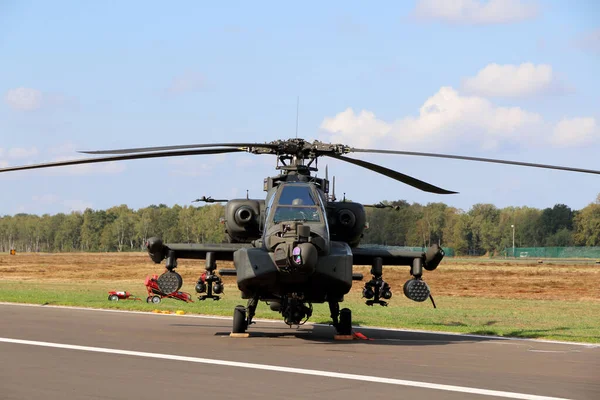 Kleine Brogel, Belçika - SEP 09, 2018: Hollanda hava kuvvetleri Apache AH-64 'ün Belçika' nın Kleine Brogel kentindeki bir hava gösterisinde statik görüntüsü. Hollanda Ordusu.