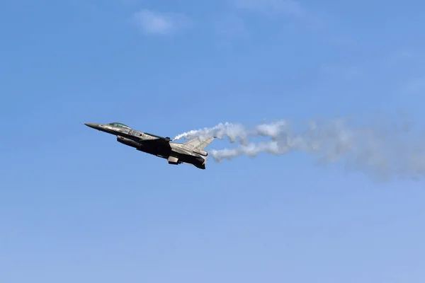 Kleine Brogel, Belçika - SEP 09, 2018: Kleine Brogel, Belçika 'daki bir hava gösterisinde uçan bir askeri jet.
