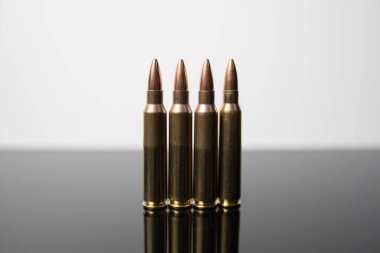 Bir sıra .223 5.56x45 kalibre tüfek mermisi. Otomatik tüfek mermisi..