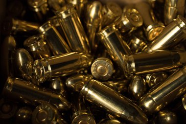 Bir yığın 9 mm 'lik tabanca mermisi. Silah mühimmatı.