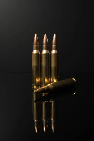 Bir sıra .223 5.56x45 kalibre tüfek mermisi. Otomatik tüfek mermisi..
