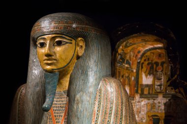 Leiden, Hollanda - Ocak 04, 2020: Eski Mısırlı bir firavunun eski ahşap lahiti. Mısır 'ın Tanrılarının sergisinde.