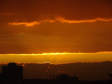 Şehirde güzel bir gün batımı
