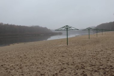 Bulutlu bir günde plaj şemsiyeleri