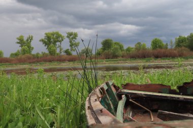 Kurumuş gölün kıyısındaki eski tekne.