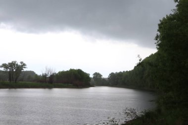 Göl kenarında bulutlu bir hava