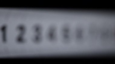 Beyaz metal cetvel, profesyonel araç, makro detaylar, siyah arkaplan üzerinde yavaş odaklı beyaz bir cetvel makro fotoğrafçılık