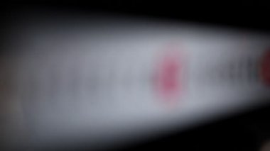 Beyaz metal cetvel, profesyonel araç, makro detaylar, siyah arkaplan üzerinde yavaş odaklı beyaz bir cetvel makro fotoğrafçılık