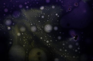 Koyu sıvı yüzey, yağ lekeleri, parlak kimya, gerçeküstü arka plan, su yüzeyi, mürekkep ve su.