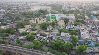 Hindistan, Mathura 'da, ulusal bir otoyolda, aşağı bakan, paralel çizgiler üzerinde geçen trafiğin hava görüntüsü. 