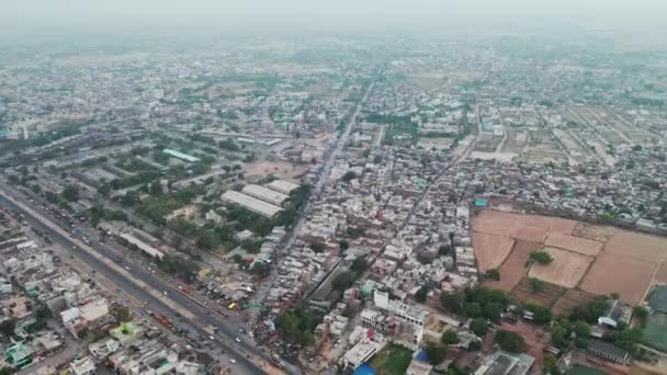 Farklı Binalar ve Ağaçlar Görünümü - Hindistan, Mathura 'da Hava Çekimi — Stok video