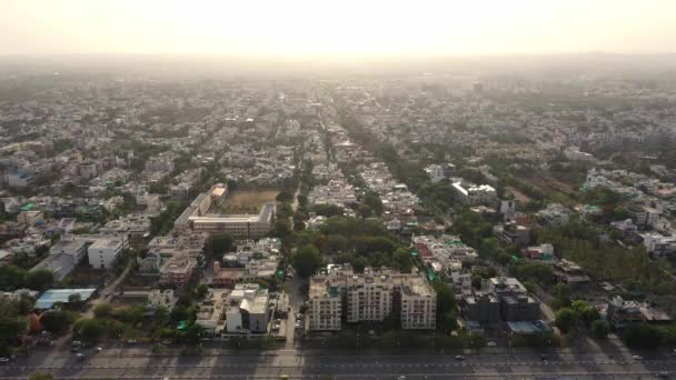 インドの日の出の道を車で移動する美しい都市。-空中ドローン撮影 — ストック動画