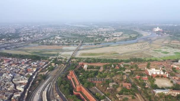 インドのアグラにあるタージ・マハルとレッド砦の広い眺め — ストック動画
