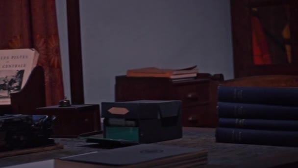 Livros ao lado de uma antiga máquina de escrever tradicional. Vintage sala de estudo em uma aldeia perto do campo. - Panning Shot — Vídeo de Stock