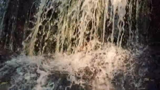 Прекрасний свіжий водоспад Яна в Наггарі (Індія). — стокове відео