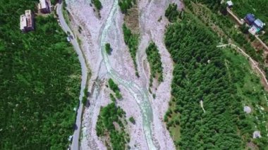 Hindistan, Manali ve Himachal Pradesh 'teki ünlü Himalaya kasabasının hava görüntüsünü yükseltin.